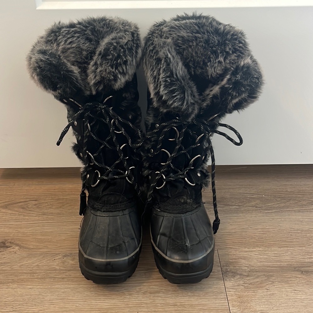 KHOMBU boots with the fur